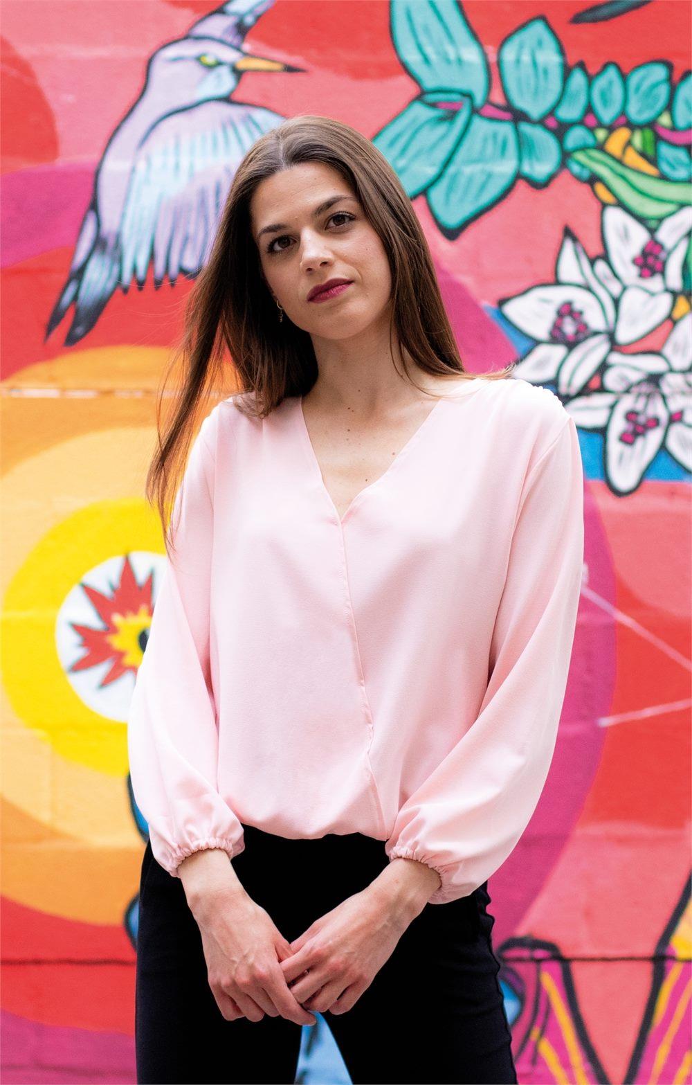 Blusa abullonada con goma en puño y bajo cruzada delantero y fruncido hombro